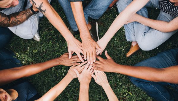 Man che si intrecciano, perchè la rigenerazione urbana parte dalle persone