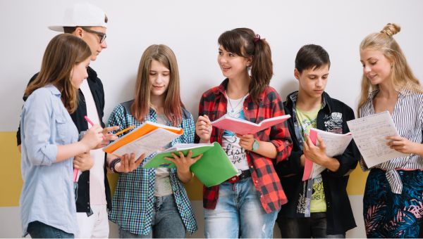 Giovani ragazzi che curano la propria educazione mediante la scuola e vivendo il territorio