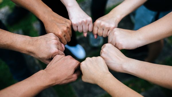 Immagine di pugni uniti, simbolo di valore delle reti di comunità