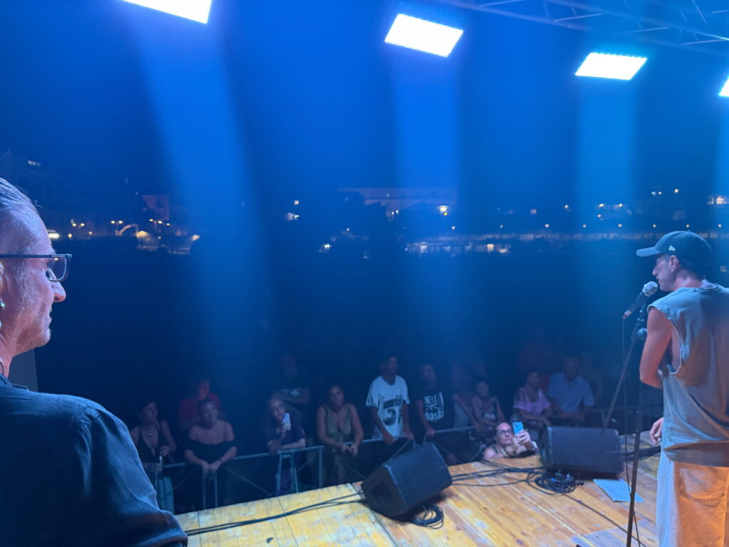 valrio jovine si esibisce di sera al palco di san giovanni a teduccio per concerto RESTA
