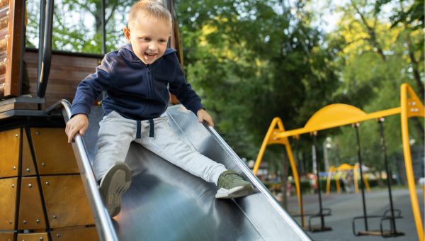 Bambini e spazi di gioco con scivoli