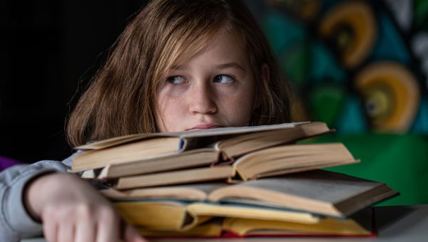 Giovane ragazze con libri ma con povertà educativa