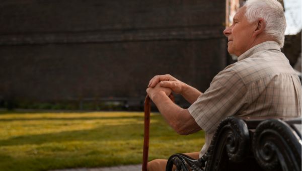 Persona anziana sola che dimostra che l'estate non è uguale per tutti