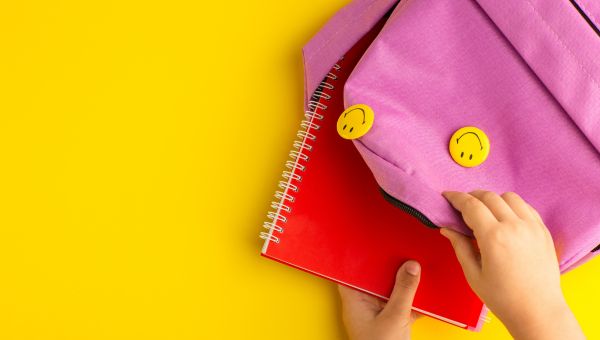 Foto di zaino e libri durante il rientro a scuola